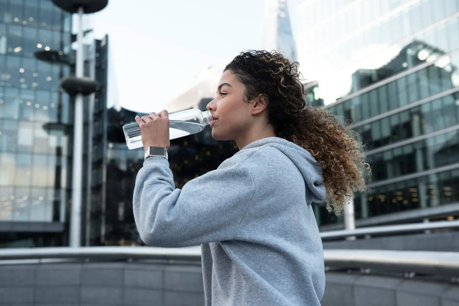 Hidratación: Mujer bebiendo un vaso de agua